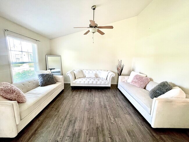 ¡Sala de estar! - 3524 Durham Ln