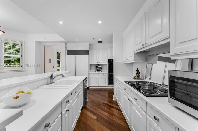 Foto del edificio - 13631 Deering Bay Dr