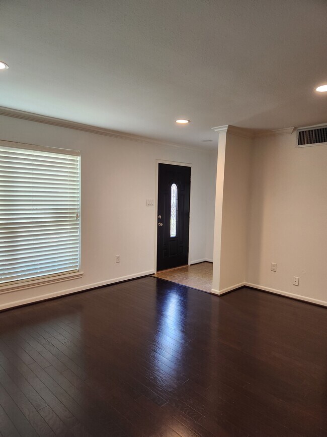 Building Photo - 5845 Doliver Dr