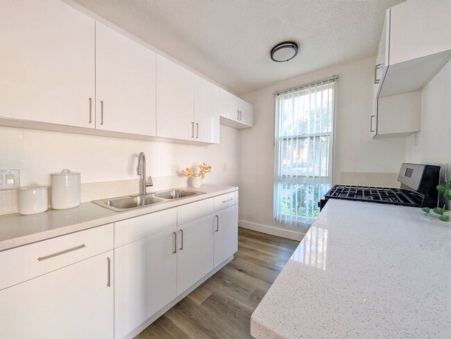 Building Photo - 1818 W Sumac Ln