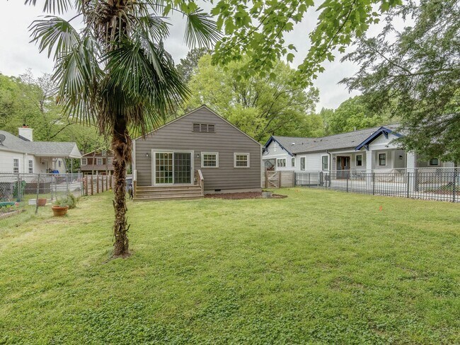 Building Photo - Renovated Midwood Bungalow