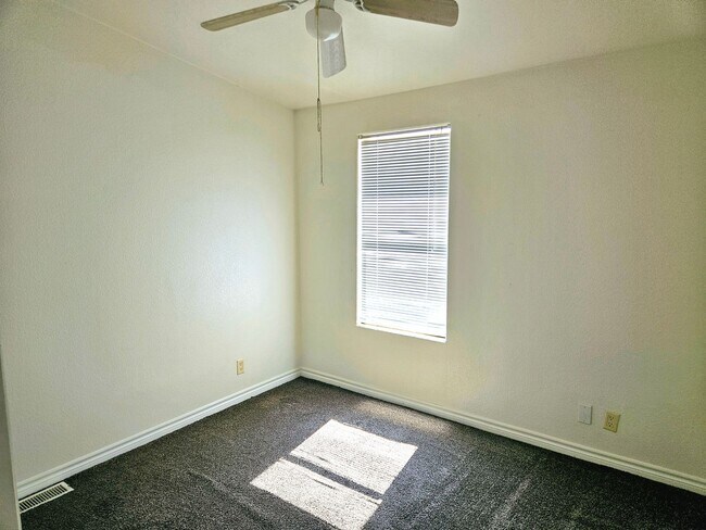 Building Photo - Cozy 3 Bedroom 2 Bathroom Home