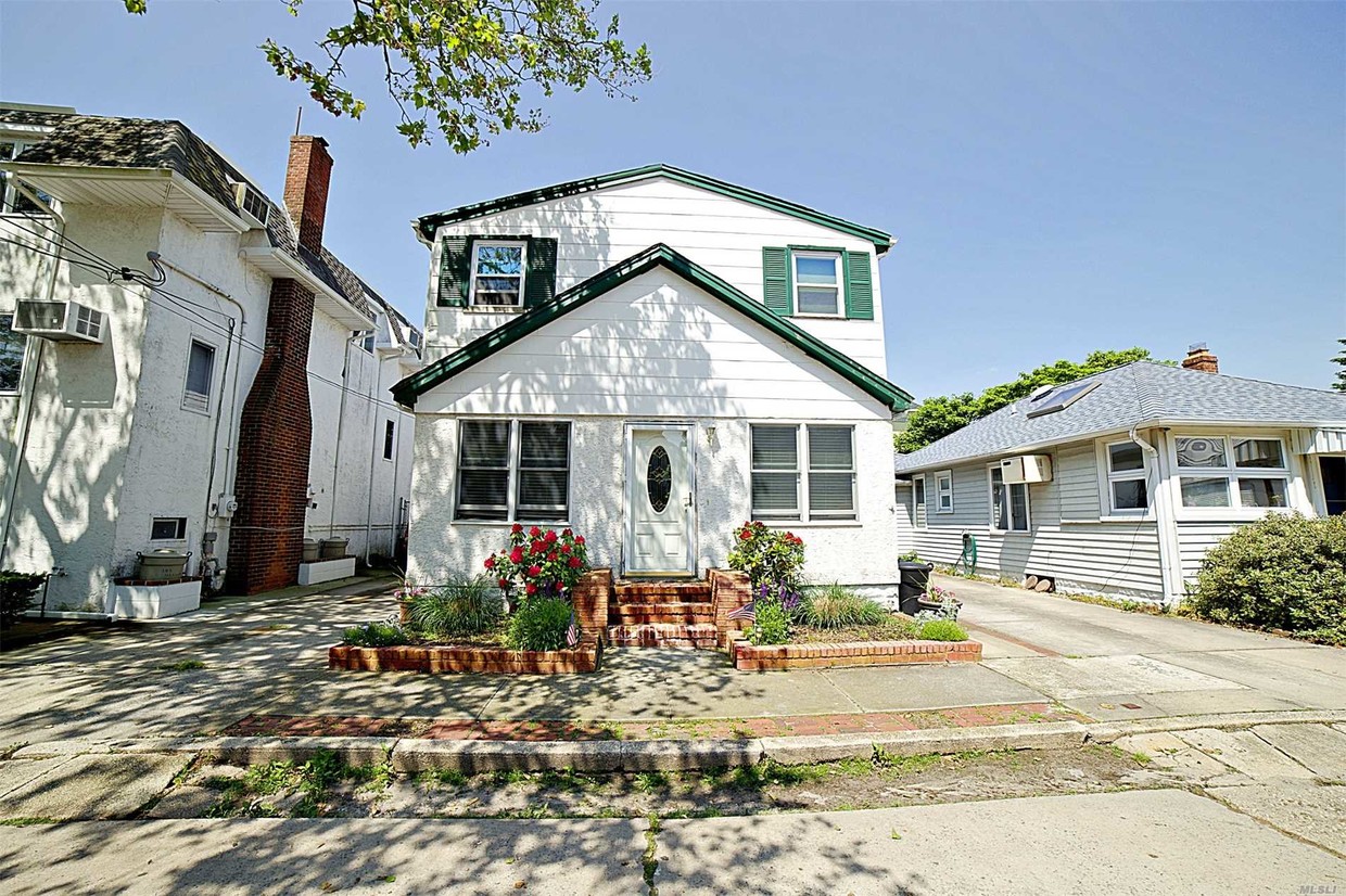 Primary Photo - 105 Hewlett Ave