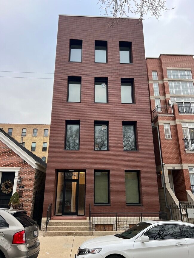 Building Photo - 524 N May St
