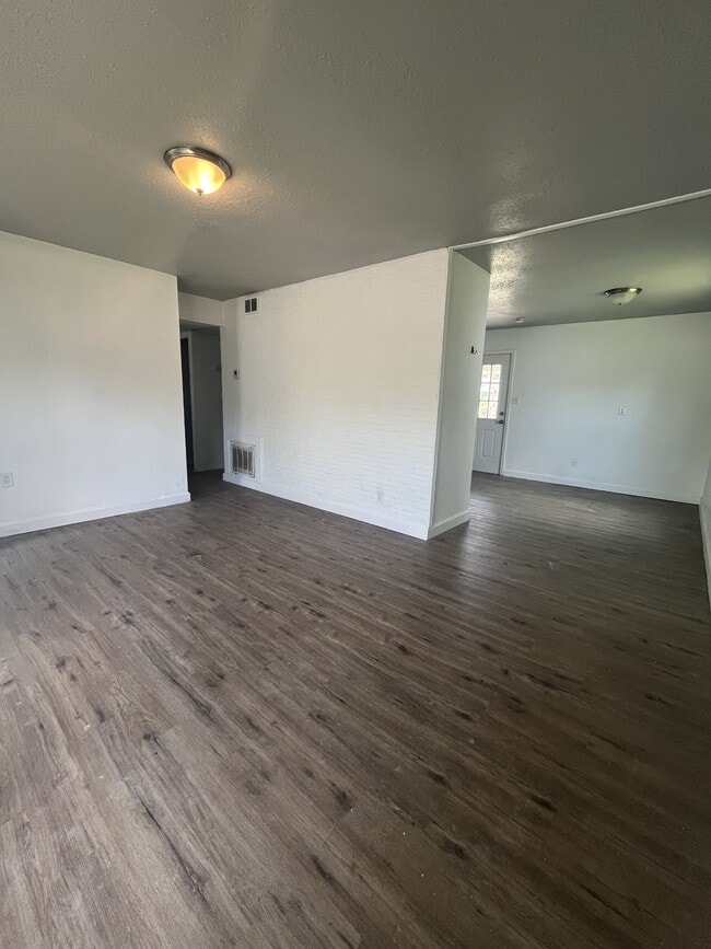 Building Photo - 715 St Barbara Ln