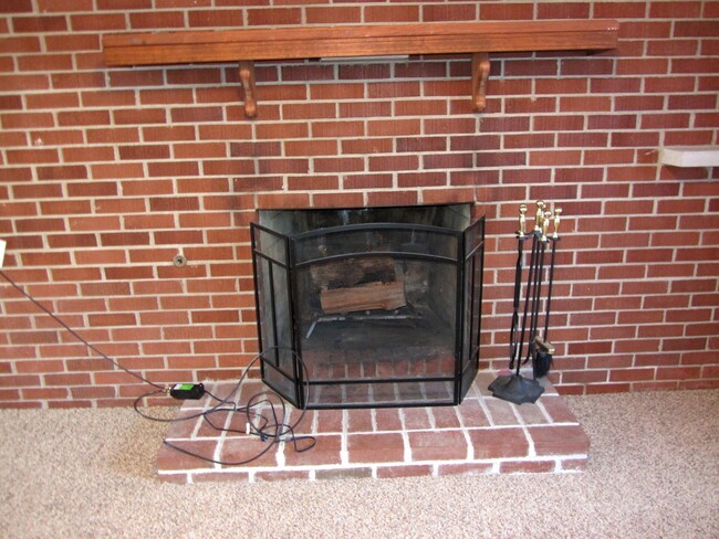 Building Photo - Beautiful 4 BR 2 bath house in Normal