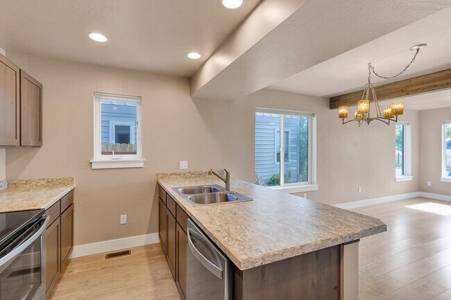 Foto del edificio - 3 Bed 2.5 Bath Townhome With Garage | $2,600 Monthly