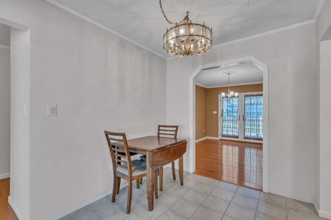 Building Photo - 1308 Sunnyfield Dr