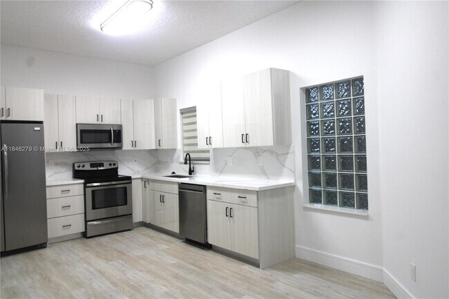 Foto del edificio - 16223 Emerald Cove Rd