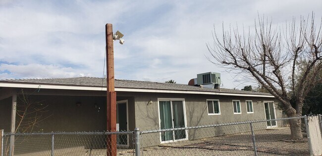 Foto del edificio - 3  Bedroom home close to shops  Yucca Valley
