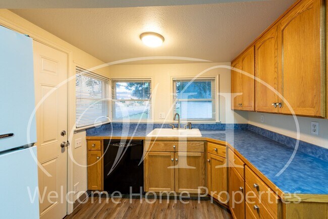 Building Photo - Cozy 3 Bedroom Home With Newer Flooring & ...