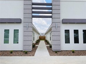 Building Photo - 11 W Driftwood St