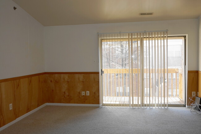 Building Photo - Charming 2 Bedroom/1 Bathroom Apartment in...