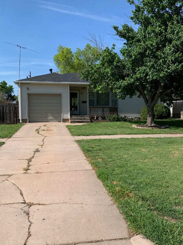 Vista de calle - 817 W Commercial St