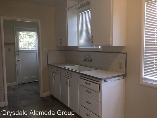 Building Photo - 511-511 1/2 Haight Ave