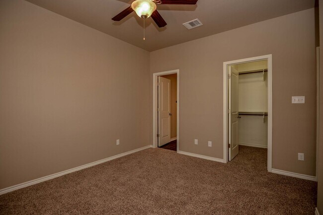 Foto del edificio - Gorgeous 4 Bed, 4.5 Bath Townhome in South...