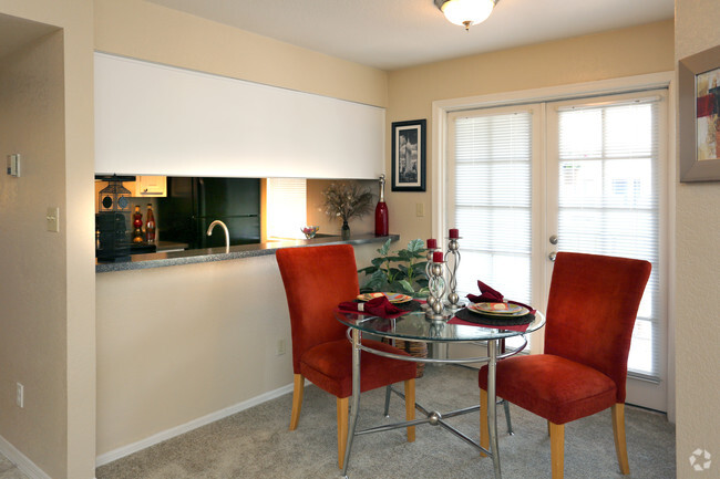 2 Bedroom Emoryi Dining Area - Emparrado