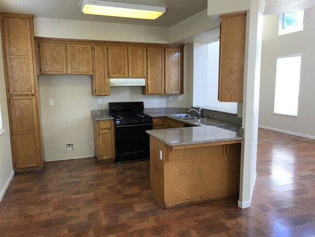 Building Photo - Great 3 Bedroom w/ Office, 2.5 Bath Antioc...