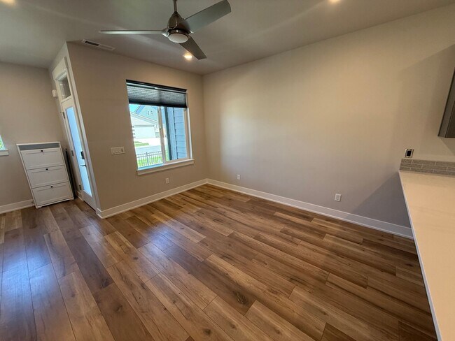 Foto del edificio - Petrosa!  3 Bdrm, 2.5 Bath 1450 sq ft Townhouse (end unit), All Appliances, Air Conditioning, DOG...