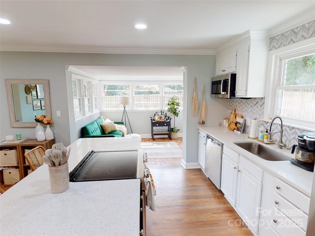 Foto del edificio - 652 Manhasset Rd