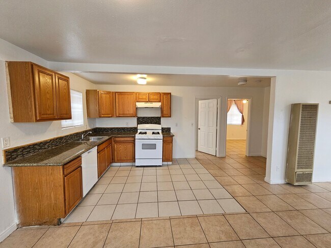 Building Photo - Downstairs / 2 bedroom / 1 bathroom unit