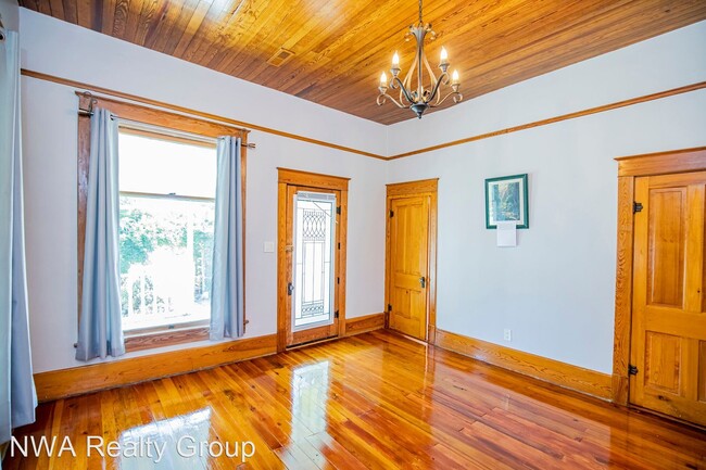 Building Photo - 3 br, 2 bath House - 402 NE Main Street