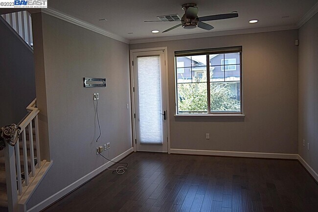 Building Photo - 375 Basswood Common