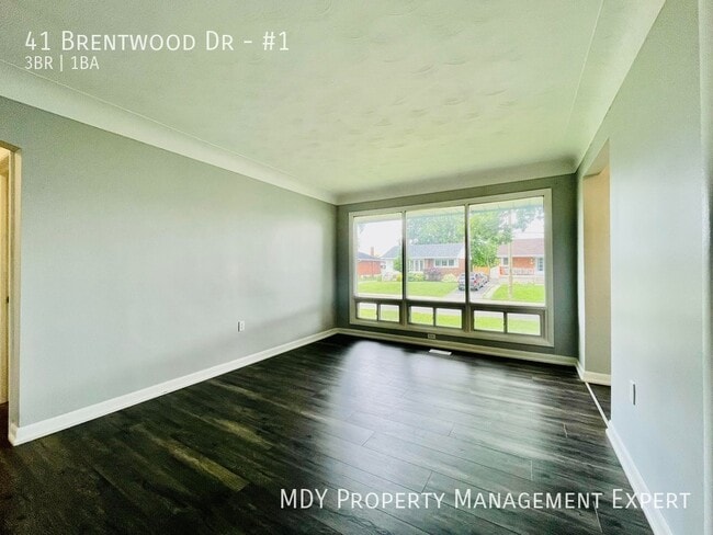 Building Photo - Spacious upper unit for rent!