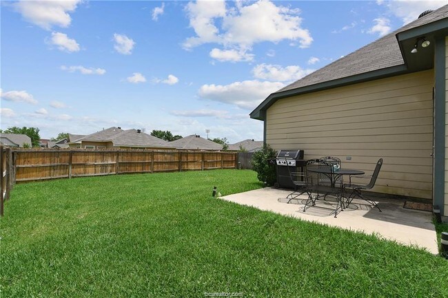 Foto del edificio - 201 Simi Dr