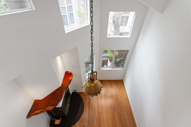 Building Photo - 142 Langton St