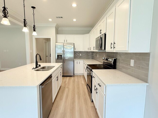 Foto del edificio - Modern 4 Bed/3 Bath - LVP Throughout