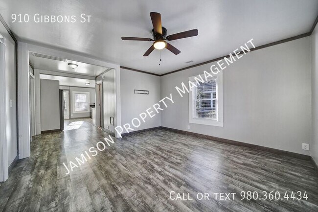 Photo - 910 Gibbons St House