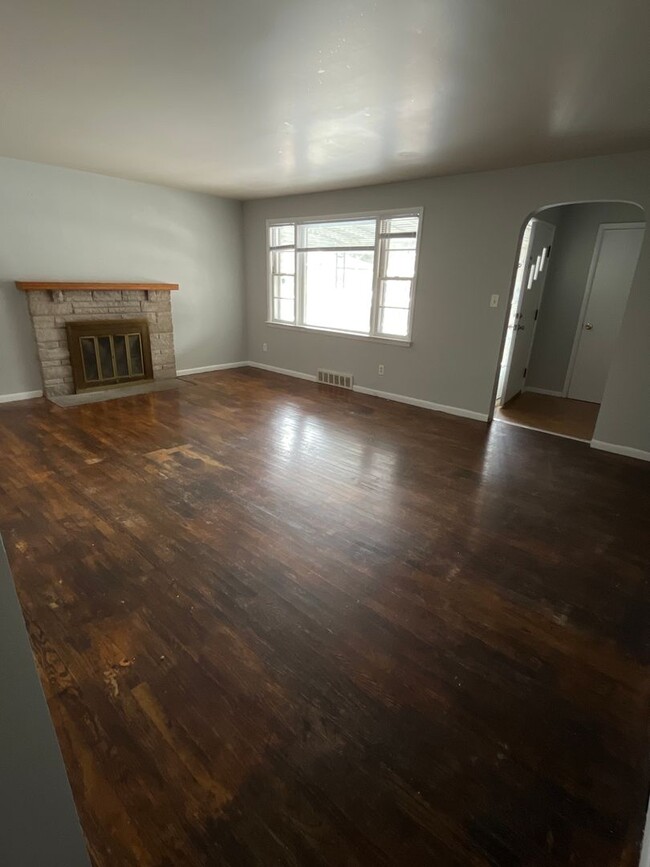 Building Photo - 3 Bed 1 Bath Single Family Whitehall (Show...