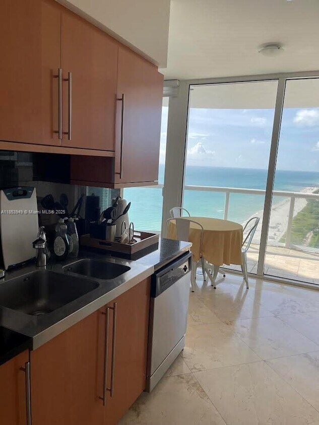 Foto principal - 6365 Collins Ave