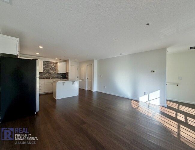 Foto del edificio - Spacious 1 Bed / 1.5 Bath Condo in Desirable Sherwood
