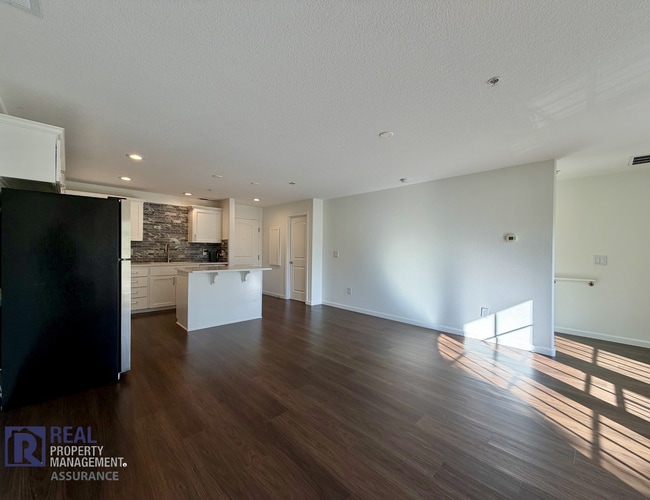 Building Photo - Spacious 1 Bed / 1.5 Bath Condo in Desirable Sherwood