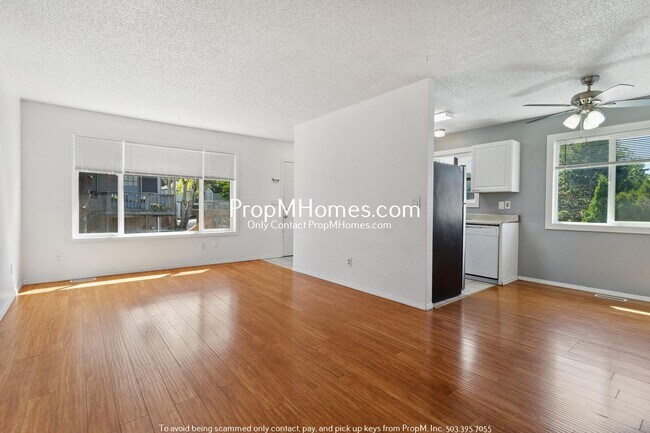 Building Photo - Upper Level 2-Bedroom in Highland – Deck, ...