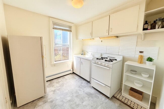Building Photo - 209 3rd St