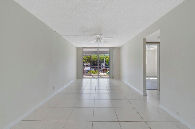 Building Photo - 689 NE 6th Ct