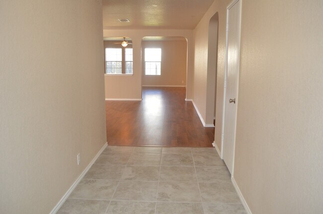 Building Photo - Newly remodeled 3 bed 2 bath