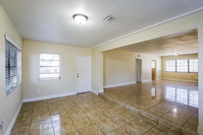 Foto del edificio - 1730 NW 178th St