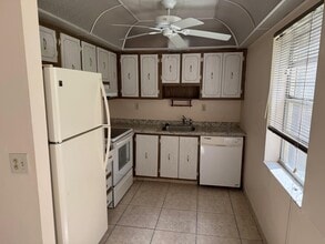 Building Photo - 390 Burgundy I