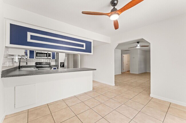Foto del edificio - **FIRST MONTH FREE RENT OFFER** Charming 2-Bed Duplex Retreat in Edgewater, so close to the beach...