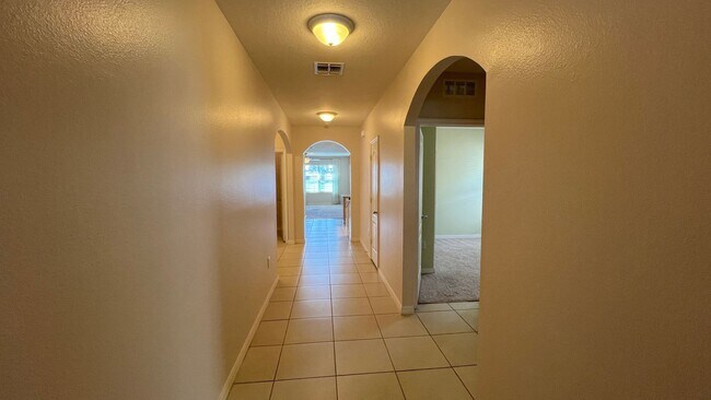 Foto del edificio - Marvelous 4 Bedroom, 2 Bathroom Lake View ...