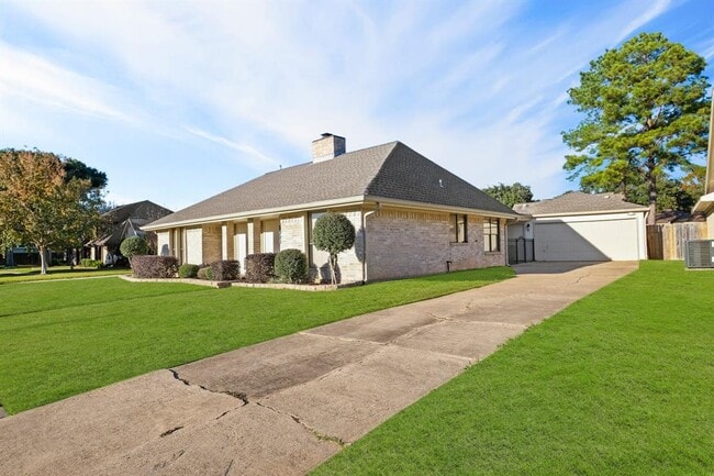 Building Photo - 2815 Edgewood Dr