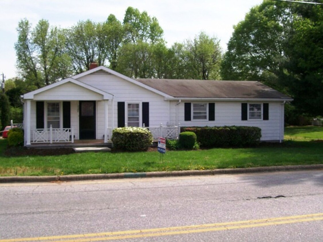 Primary Photo - Now Available 3 Bedroom/2 Bath Greensboro ...