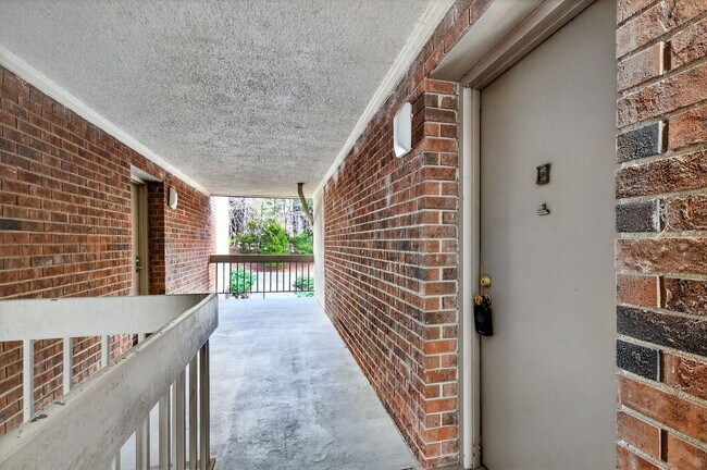 Foto del edificio - Charming 2BR Bolinwood Condo in Prime Chapel Hill Location!