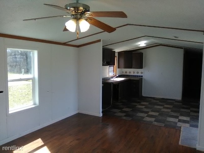 Building Photo - 3 br, 1 bath Mobile Home - 1079 Hemlock Drive