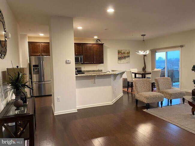 Foto del edificio - 242 Fairfield Cir W