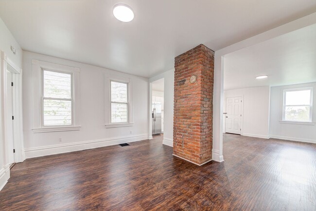 Building Photo - Available May 2024 - Completely RENOVATED ...